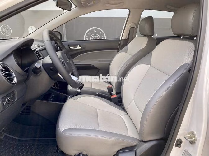 Kia Soluto 2022 số sàn màu trắng, bản Deluxe