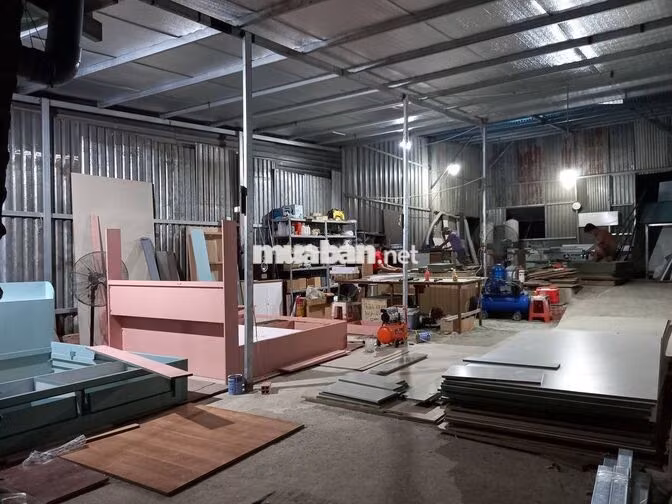 Cho thuê nhà xưởng 300m2, có sẵn máy cưa bàn trượt...