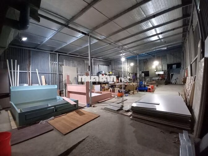Cho thuê nhà xưởng 300m2, có sẵn máy cưa bàn trượt...