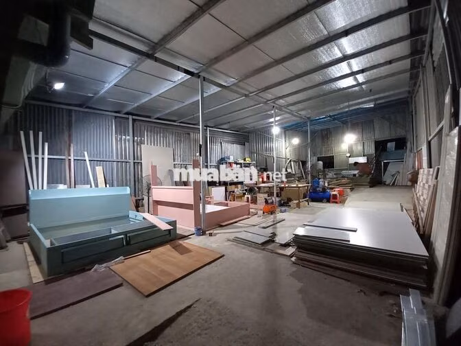 Cho thuê nhà xưởng 300m2, có sẵn máy cưa bàn trượt...