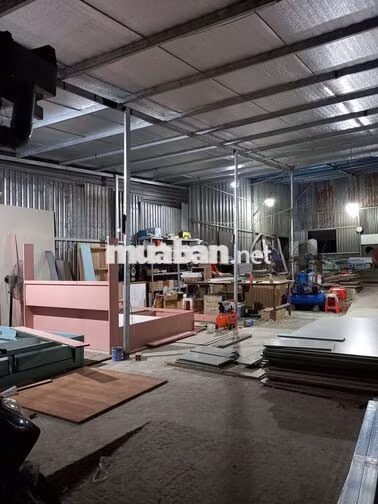 Cho thuê nhà xưởng 300m2, có sẵn máy cưa bàn trượt...
