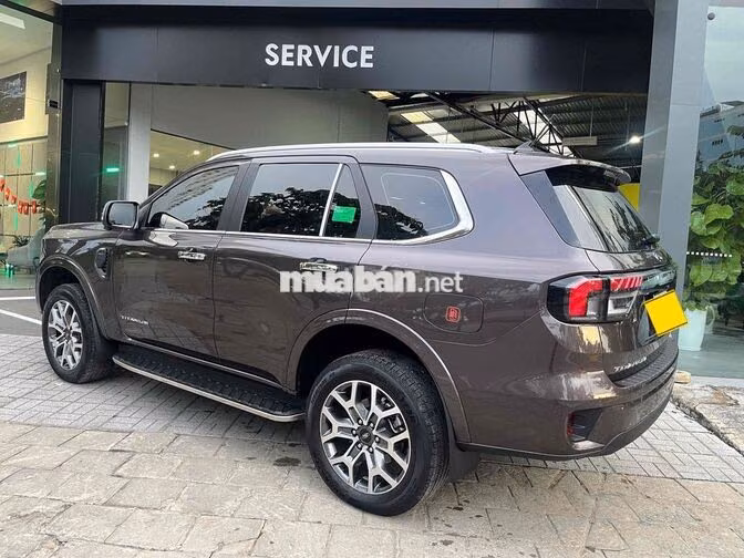 Ford Everest Titanium 2025 Nâu 7 chỗ xe lướt