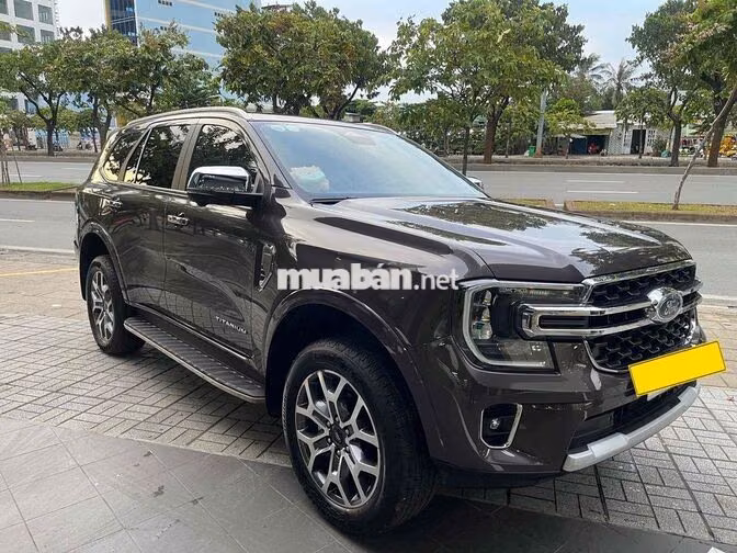 Ford Everest Titanium 2025 Nâu 7 chỗ xe lướt
