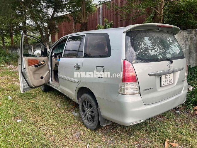Toyota Innova Số sàn màu Bạc