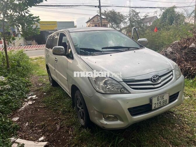 Toyota Innova Số sàn màu Bạc