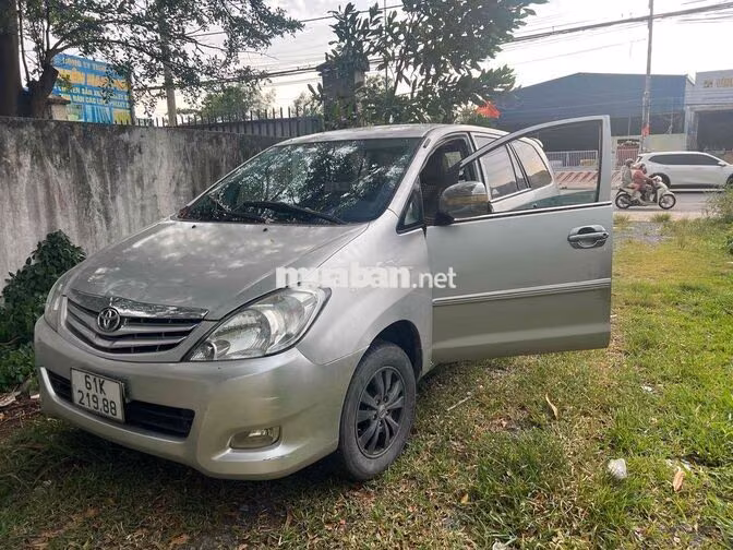 Toyota Innova Số sàn màu Bạc