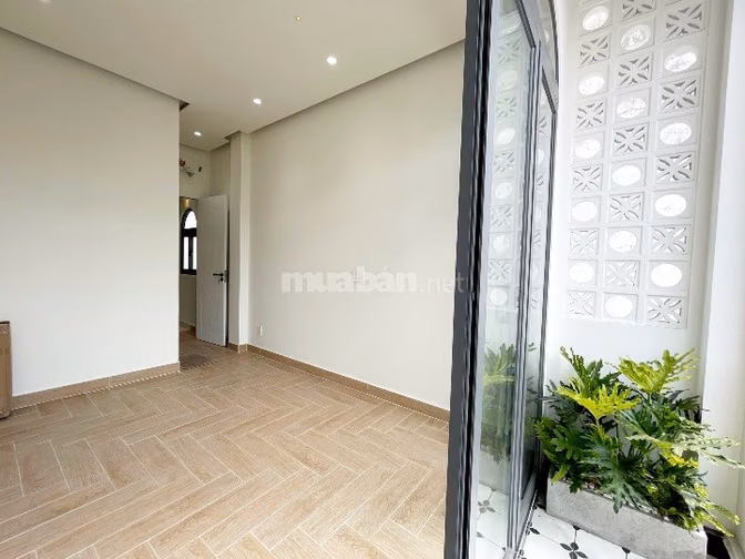 Bán nhà mặt tiền 2 lầu 1 sân thượng Dương Bá Trạc, Phường Chánh Hưng