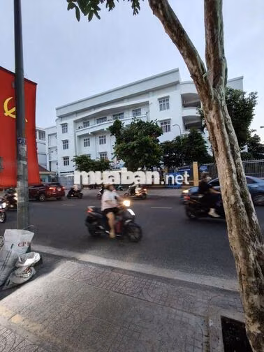 Cho thuê mặt bằng Độc Lập 63m2 đối diện trường học 