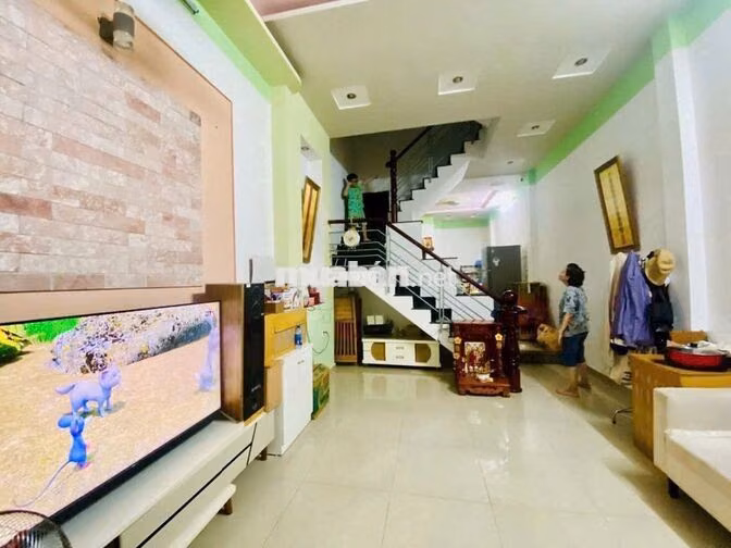 9,5 Tỷ !! Nhà 496/ Dương Quảng Hàm, dt 4mx17m, kc 4 tầng - Hẻm to