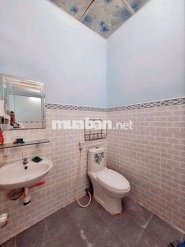 NHÀ QUẬN 5 sát mt Nguyễn Văn Cừ 2PN 2WC 1tr1l
