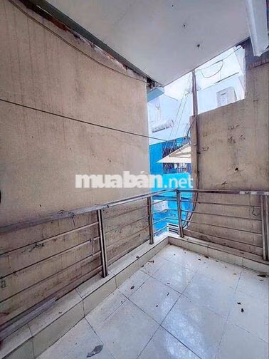 NHÀ QUẬN 5 sát mt Nguyễn Văn Cừ 2PN 2WC 1tr1l