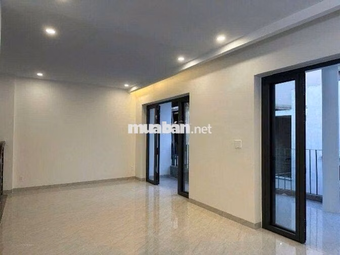 Cho thuê nhà nguyên căn Lam Sơn - Ngang 8 mét, hầm để xe. Giá chỉ 3x