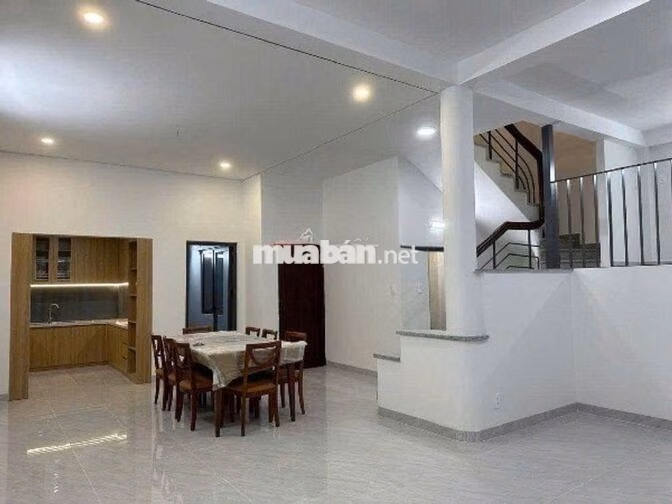 Cho thuê nhà nguyên căn Lam Sơn - Ngang 8 mét, hầm để xe. Giá chỉ 3x