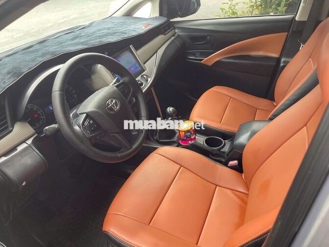 Bán xe INNOVA 8 chỗ 2.0E MT Đk:16/01/2018 mới 90%