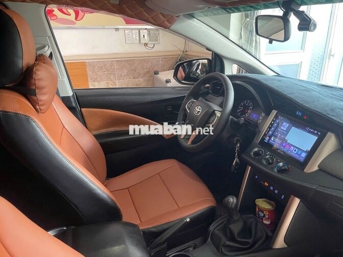 Bán xe INNOVA 8 chỗ 2.0E MT Đk:16/01/2018 mới 90%