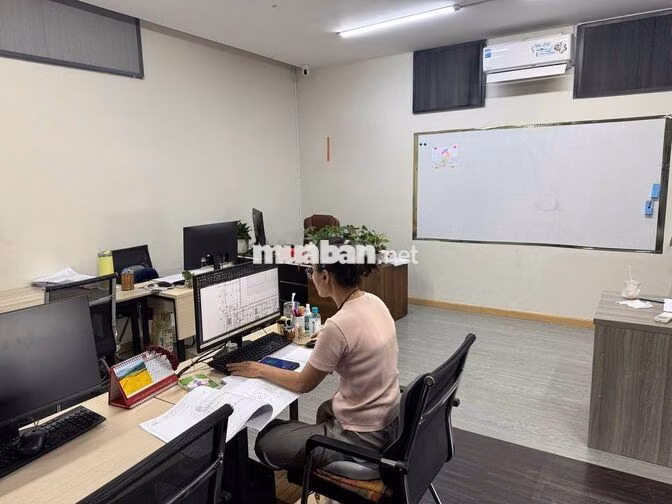 VP đủ bàn ghế 50m2, 6,5 triệu (có bàn giám đốc)