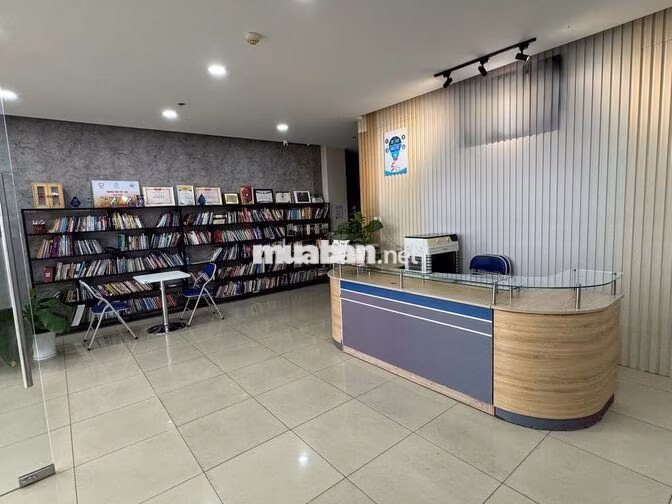 VP đủ bàn ghế 50m2, 6,5 triệu (có bàn giám đốc)