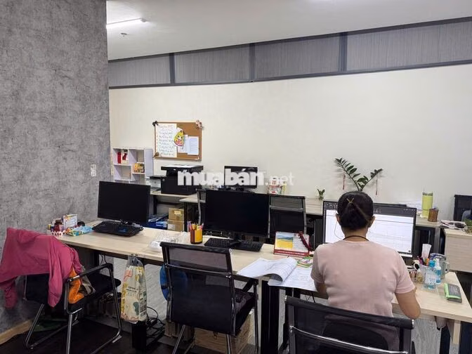 VP đủ bàn ghế 50m2, 6,5 triệu (có bàn giám đốc)
