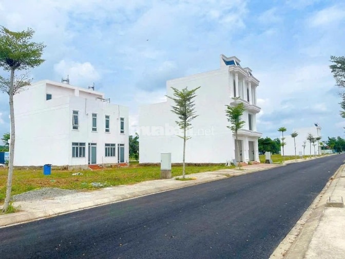 Căn 75m2 xây 1 trệt 2 lầu, gần KCN. Giá từ 1 tỷ 139, sổ riêng sẵn với 