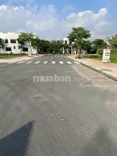 Căn 75m2 xây 1 trệt 2 lầu, gần KCN. Giá từ 1 tỷ 139, sổ riêng sẵn với 