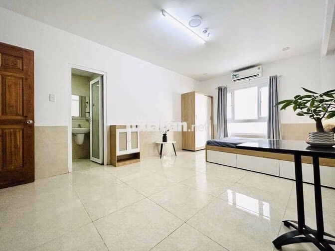 STUDIO CỬA SỔ LỚN, THOÁNG MÁT HẦM XE THANG MÁY GẦN NGÃ 4 HÀNG XANH