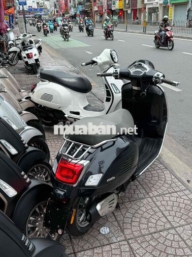 Piaggio Vespa GTS 2024 Đen