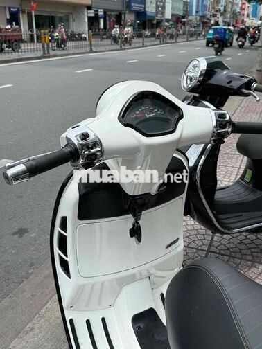 Piaggio Vespa GTS 2024 Đen