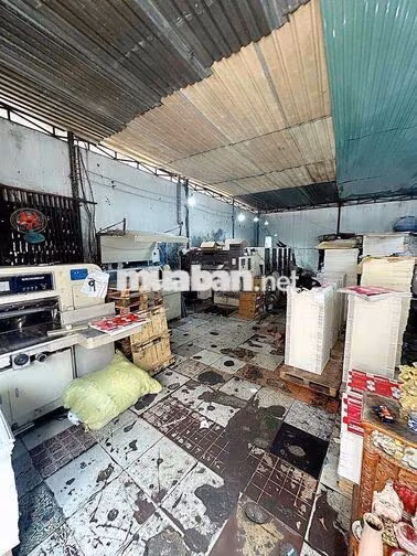 NHÀ XƯỞNG CẤP 4 (9 x 15) CÓ 3 PHA ,KÊNH NƯỚC ĐEN ,BÌNH TÂN