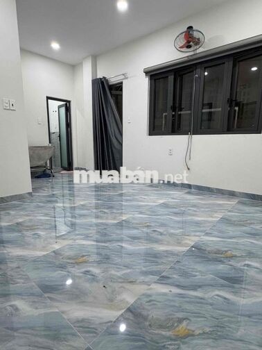 PHÒNG BAN CÔNG - MÁY LẠNH - TỦ GỖ - MÁY QUẠT