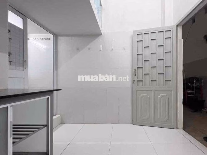 Cho thuê phòng gác cao qua đầu mới mặt tiền Nguyễn Kiệm giá 3,5triêu