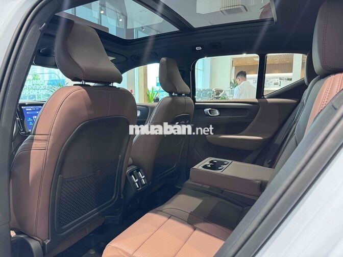 Volvo XC40 - ƯU ĐÃI LÊN ĐẾN 300 TRIỆU ĐỒNG 🔥