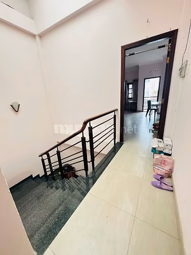 Cần cho thuê phòng rộng nguyên tầng 2 nhà phố DTSD hơn 50m2 ((2-3Nữ) )