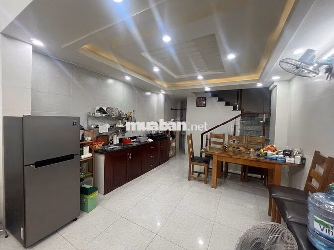 Nhà 4 tầng 4x11m full nội thất đường Trần bá giao,có sổ Hồng,chính chủ