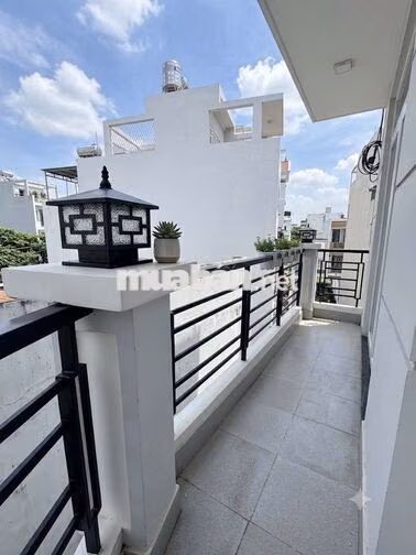Nhà 4 tầng 4x11m full nội thất đường Trần bá giao,có sổ Hồng,chính chủ