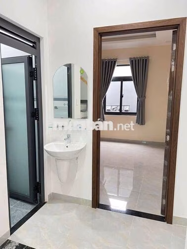 Cho thuê nhà nguyên căn 4 phòng ngủ 4 máy lạnh hẻm xe hơi 