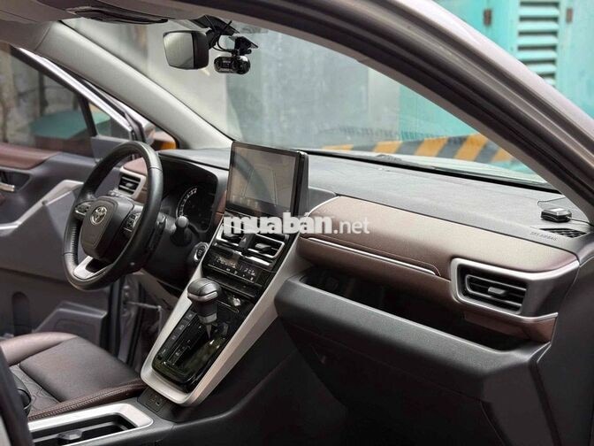 Innova Cross 2.0V 2024 Bạc - Xe Cty XHĐ còn giảm