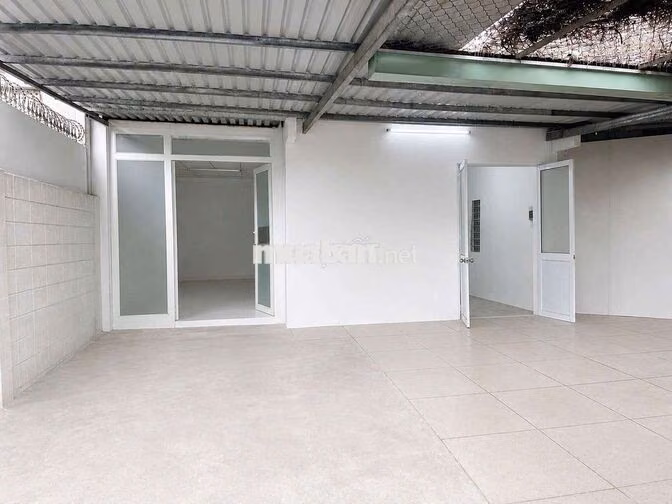 NHÀ LÀM VP, KHO NGAY GIGAMALL PVĐ. DT 200M2 NGANG 8M SÂN ĐẬU 2 OTO
