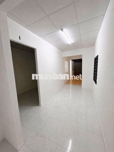 NHÀ LÀM VP, KHO NGAY GIGAMALL PVĐ. DT 200M2 NGANG 8M SÂN ĐẬU 2 OTO