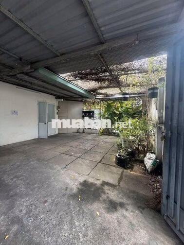 NHÀ LÀM VP, KHO NGAY GIGAMALL PVĐ. DT 200M2 NGANG 8M SÂN ĐẬU 2 OTO