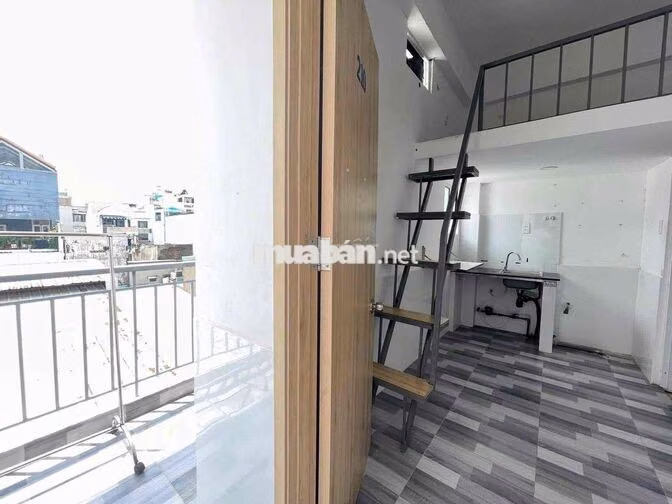 Phòng Gác Cao Đứng Được Thoáng Mát Ngay Kế Đầm Sen
