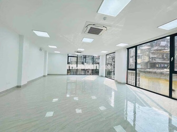 Cho thuê văn phòng tại Yên Lãng 90m2 giá chỉ 16t lô góc full kính