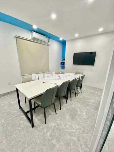 Cho thuê văn phòng tại Hoàng Cầu 160m2 giá chỉ 30t view full kính