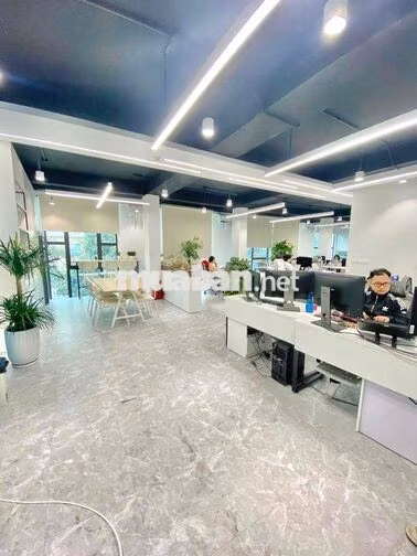 Cho thuê văn phòng tại Hoàng Cầu 160m2 giá chỉ 30t view full kính