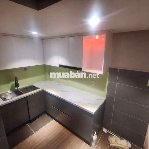 nhà mới gần trường FPT, PMQT, GTVT . 2pn có 2 máy lanh, giường tủ