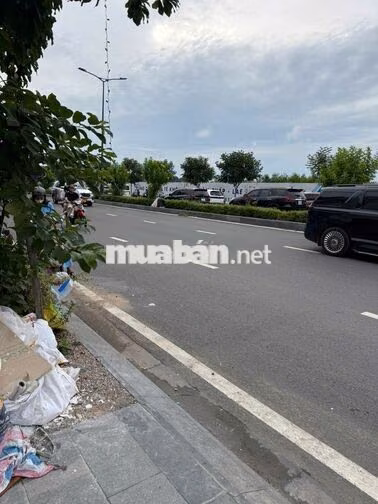 CHO THUÊ NHÀ 48 C12 CỘNG HÒA, TÂN BÌNH – DTSD 324M², CÓ THANG MÁY