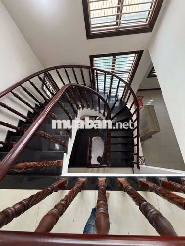 Biệt thự khu tên lửa đầy đủ nội thất 10x25m 3 tấm 6 PN giá 45 triệu/th