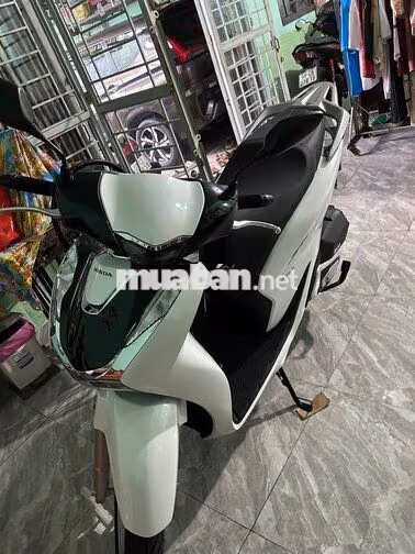 Honda SH160i ABS Tiêu chuẩn đời 2024 trắng-đen