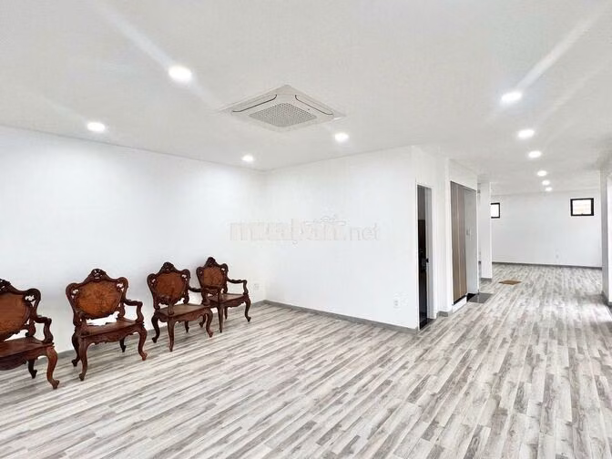 cho thuê căn góc cityland sẵn máy lạnh thang máy dt 7x20m