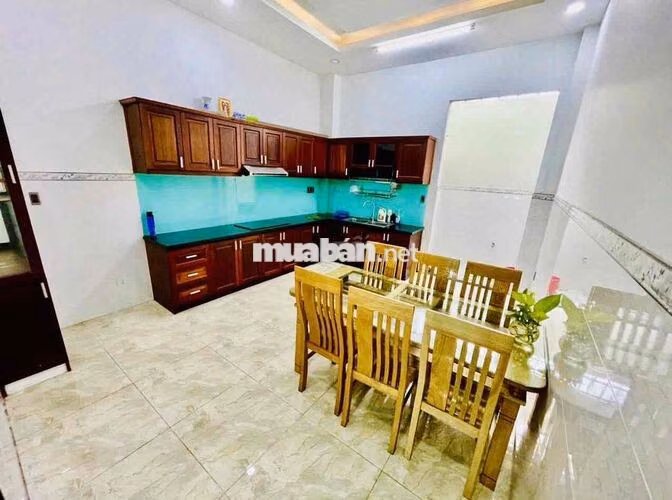 Cho Thuê Nhà Sạch Sẻ DT 250m2 1Trệt 3Lầu 4Pn 5Wc Hẻm Xe Tải Sân Thượng