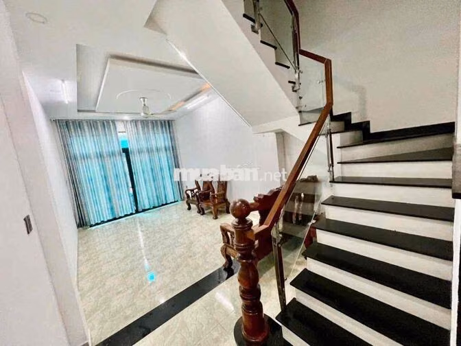 Cho Thuê Nhà Sạch Sẻ DT 250m2 1Trệt 3Lầu 4Pn 5Wc Hẻm Xe Tải Sân Thượng